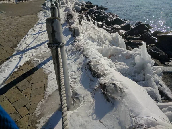 Mar Com Pedras Congeladas Perto Dele Hora Dia — Fotografia de Stock