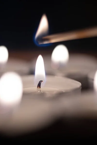 성냥으로 촛불의 클로즈업 샷밝게 — 스톡 사진