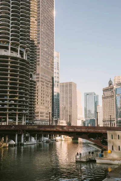 Egy Függőleges Felvétel Chicago Felhőkarcolókról Folyó Híd Mellett — Stock Fotó