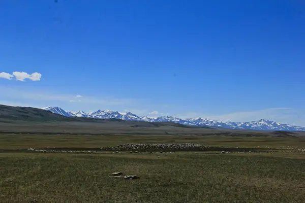 Uçsuz Bucaksız Bir Vadi Dağlar Tepe Gökyüzü — Stok fotoğraf