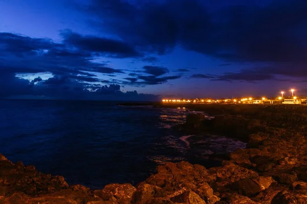 在乌云密布的夜空中 海滨岩石的美丽景色 — 图库照片