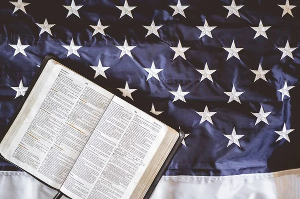 的特写镜头在美国国旗上翻开的几页 完美地体现了祈祷的理念 — 图库照片