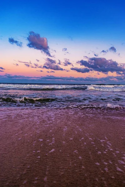Piękne Ujęcie Krajobrazu Zachodu Słońca Plaży Zachmurzonym Niebem Tle — Zdjęcie stockowe
