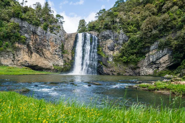 Eine Wunderschöne Landschaft Mit Einem Mächtigen Wasserfall Der Durch Eine — Stockfoto