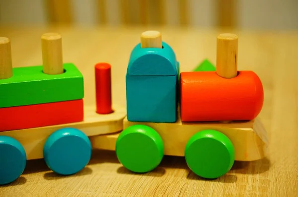 Tiro Close Trem Brinquedo Com Blocos Coloridos Uma Superfície Madeira — Fotografia de Stock