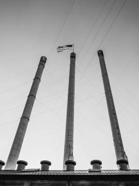 Tiro Baixo Ângulo Pilhas Fumaça Antigas Com Fios Cabo Bandeira — Fotografia de Stock