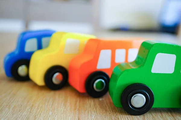 Tiro Close Pequenos Carros Brinquedo Uma Superfície Madeira — Fotografia de Stock