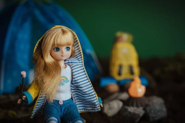 Closeup Shot Cute Hiker Doll Blonde Hair Toy Bonfire Background — Stock Photo, Image