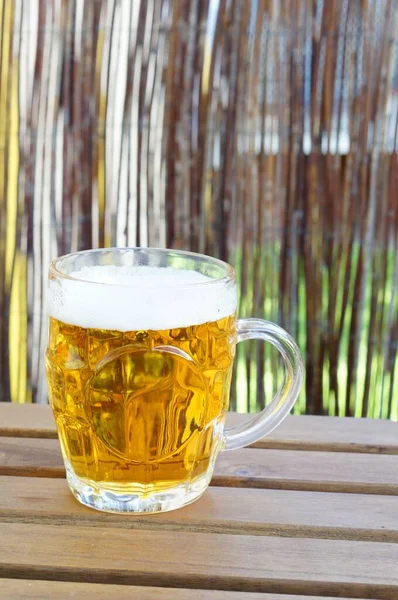Tiro Close Copo Cerveja Gelada Uma Superfície Madeira — Fotografia de Stock