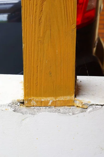 白い地面に木製のポストの垂直閉鎖ショット — ストック写真