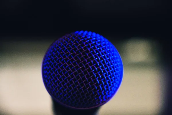 Tiro Foco Seletivo Uma Rede Microfone Refletindo Luz Azul Palco — Fotografia de Stock