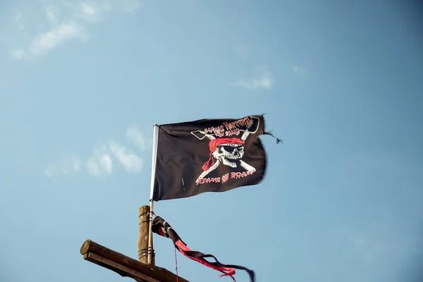 Tiro Ángulo Bajo Una Bandera Pirata Negra Bajo Cielo Azul — Foto de Stock