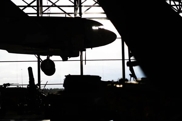 Una Hermosa Toma Siluetas Aviones Museo Con Ventanas Cristal Fondo —  Fotos de Stock