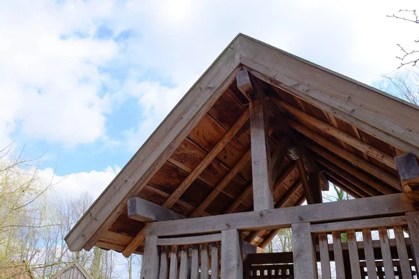 木造建築物の屋根の低角度ショット — ストック写真