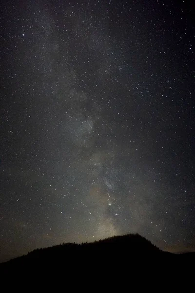 Plano Vertical Una Colina Con Paisaje Impresionante Vía Láctea Fondo —  Fotos de Stock