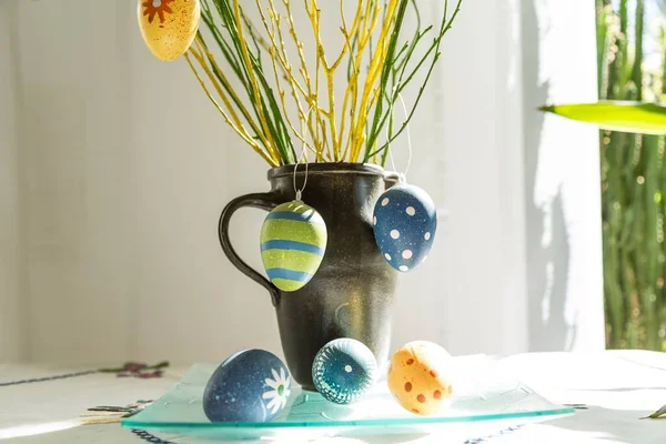 Vaso Cercado Por Ovos Multicoloridos Durante Páscoa — Fotografia de Stock