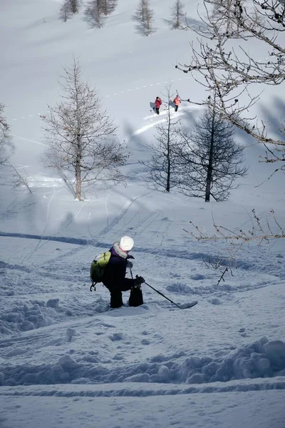 Vertikale Aufnahme Eines Schneebedeckten Berges Menschen Beim Wandern Auf Dem — Stockfoto