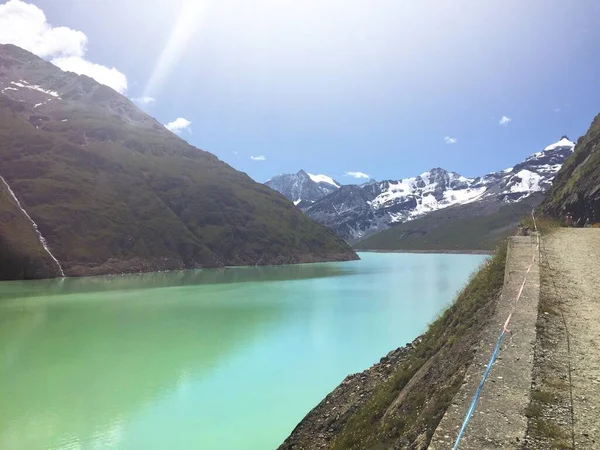 Hermoso Paisaje Lago Rodeado Altas Montañas Rocosas Cubiertas Nieve —  Fotos de Stock