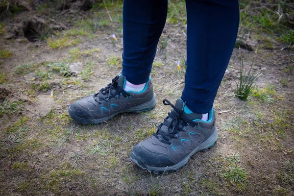 Крупним Планом Ноги Людини Пішохідних Черевиках Природі — стокове фото