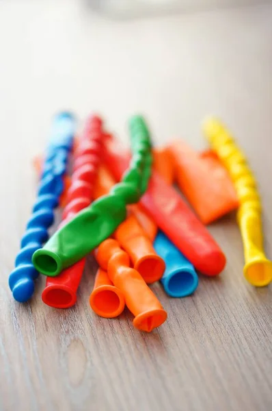 Sacco Palloncini Colorati Diverse Forme Una Superficie Legno — Foto Stock