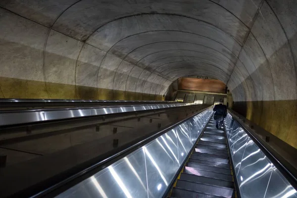 Homme Descendant Escalier Roulant Dans Métro Washington — Photo