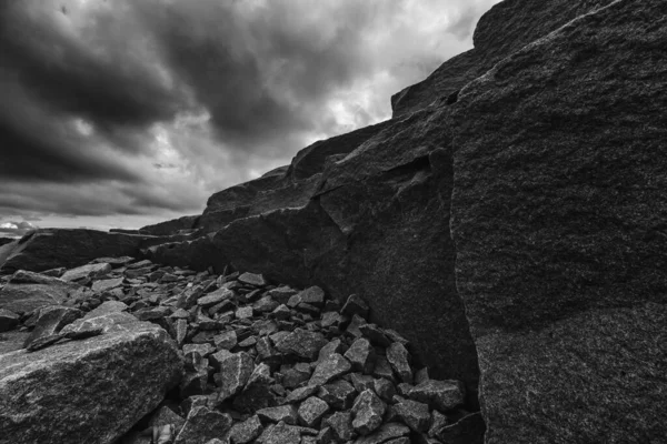 Grayscale Shot Cliff Rocks Cloudy Sky — Stock Photo, Image