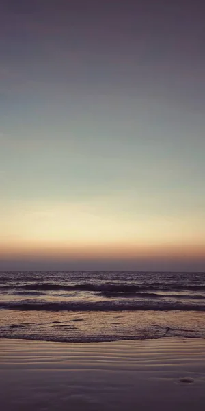 Sebuah Gambar Vertikal Pantai Dengan Cakrawala Yang Indah Senja Hari — Stok Foto