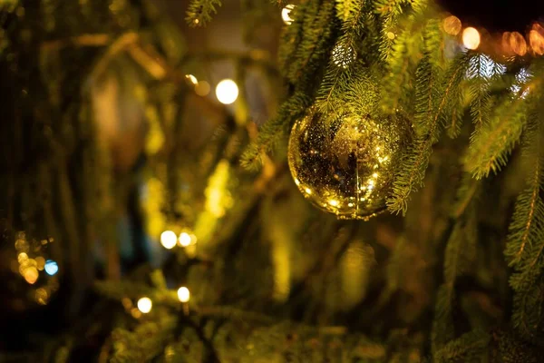 Een Close Selectieve Focus Shot Van Een Gouden Kerst Decoratie — Stockfoto