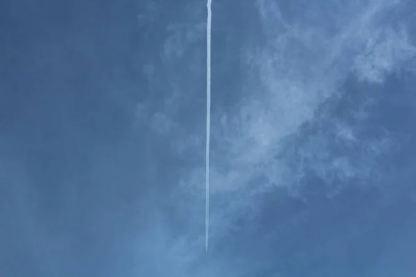 Uma Bela Foto Pista Avião Céu Azul — Fotografia de Stock