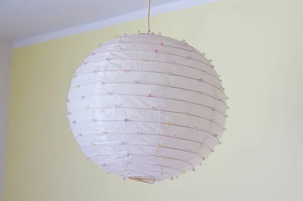 Tavanda Daire Şeklinde Kağıt Kapaklı Bir Lambanın Yakın Plan Fotoğrafı — Stok fotoğraf