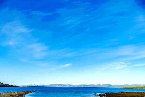 Beautiful Shot Sea Mountains Distance Blue Sky — Stock Photo, Image