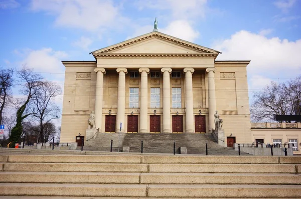 Poznan Poland 2020 Şehir Merkezinde Merdivenleri Olan Grand Theater Binasının — Stok fotoğraf