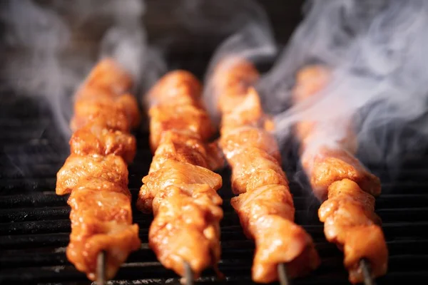 グリルの串焼きに煙と肉のクローズアップショット — ストック写真