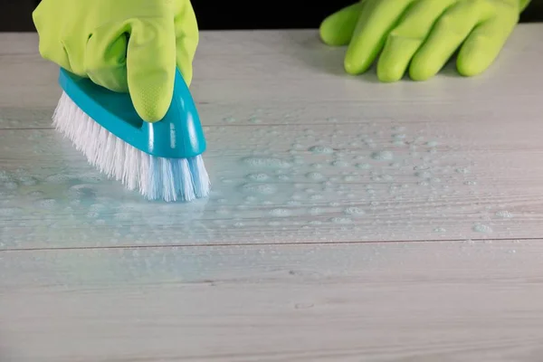 Eine Person Mit Gummihandschuhen Reinigt Den Tisch Mit Einer Reinigungsbürste — Stockfoto