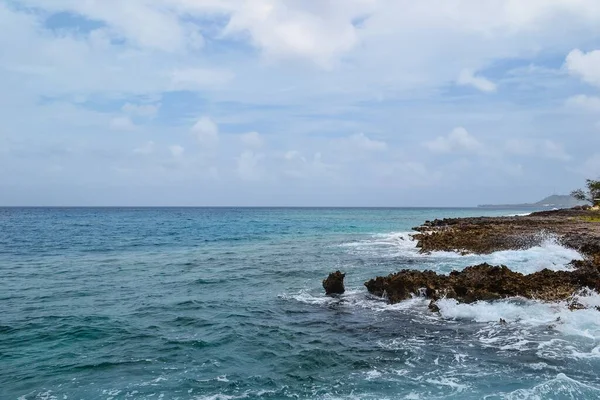 Bel Colpo Rocce Una Riva Del Mare Con Cielo Blu — Foto Stock