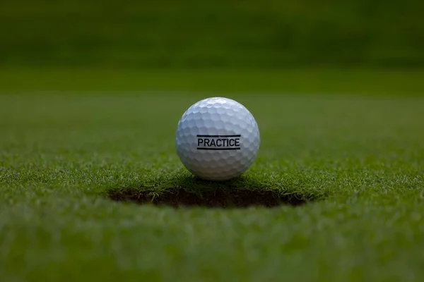 Nahaufnahme Eines Übungstextes Geschrieben Auf Einem Golfball Auf Dem Rasen — Stockfoto