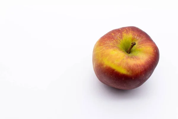 Beau Cliché Une Pomme Rouge Mûre Isolée Sur Fond Blanc — Photo