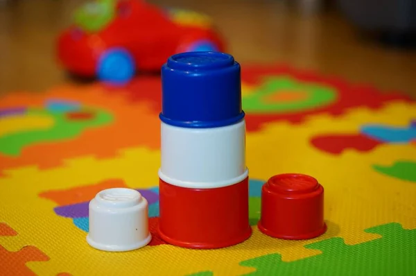 Yapboz Minderinde Renkli Oyuncak Bardakların Yakın Plan Çekimi — Stok fotoğraf