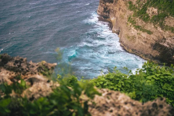 Egy Nagy Látószögű Lövés Uluwatu Sziklák Tövéből Lezuhanó Hullámokkal — Stock Fotó