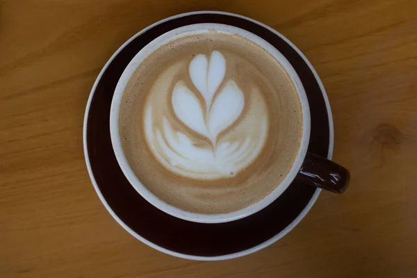 Een Kopje Warme Cappuccino Met Schuimplastic Kunst Tafel — Stockfoto