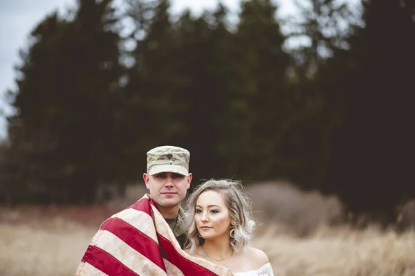 Plano Superficial Soldado Americano Con Esposa Envuelta Una Bandera Americana — Foto de Stock