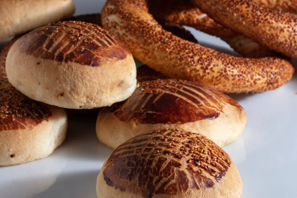 Close Pães Caseiros Recém Assados Simits Uma Superfície Branca — Fotografia de Stock