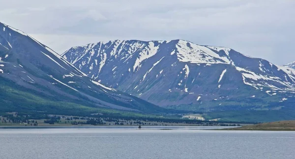 Ένα Βουνό Και Μια Λίμνη Κατά Διάρκεια Της Ημέρας Έναν — Φωτογραφία Αρχείου