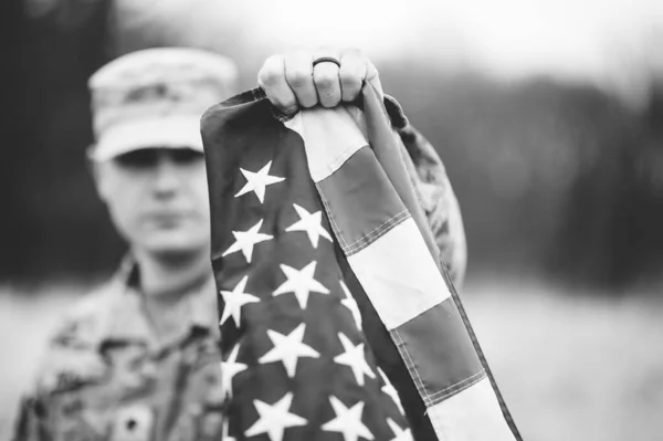 Tiro Superficial Foco Soldado Americano Que Segura Bandeira Americana — Fotografia de Stock