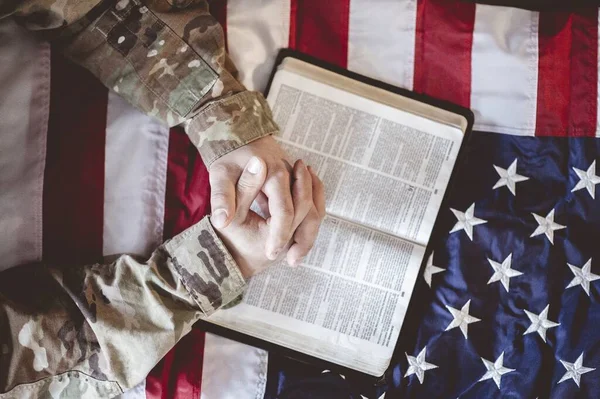 Bir Amerikan Askeri Elinde Ncil Amerikan Bayrağıyla Yas Tutuyor Dua — Stok fotoğraf