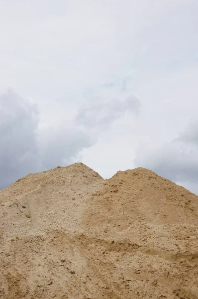 Красивый Снимок Песчаных Холмов Строительной Площадке Облачным Небом — стоковое фото