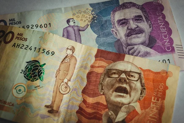 Close Pesos Colombianos Fundo Branco — Fotografia de Stock