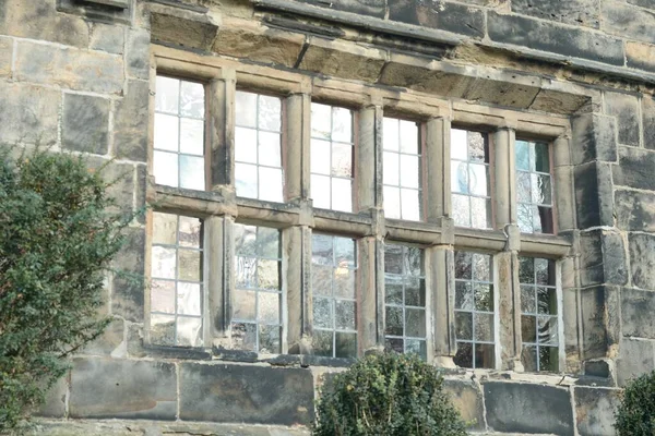 Algunas Ventanas Antiguo Edificio Con Paredes Ladrillo — Foto de Stock