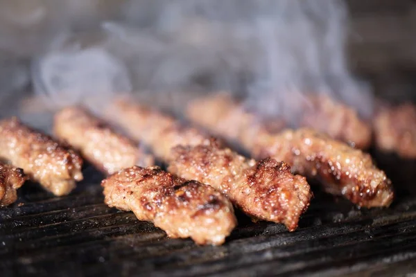 Een Close Shot Van Kebab Een Grill Met Rook — Stockfoto