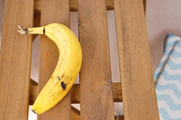 Ένα Κοντινό Πλάνο Της Μπανάνας Μια Ξύλινη Επιφάνεια — Φωτογραφία Αρχείου